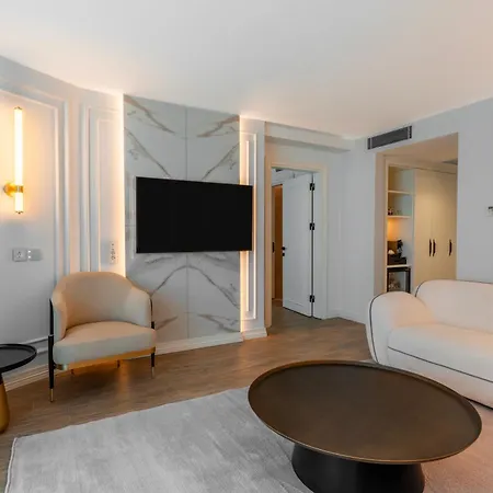 Qlusive Hotel